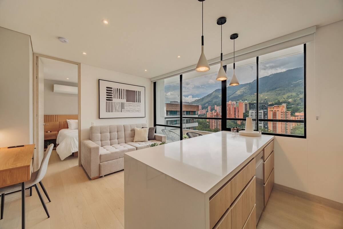 Apartamento luxo, sacada, vista para a cidade | Área de estar