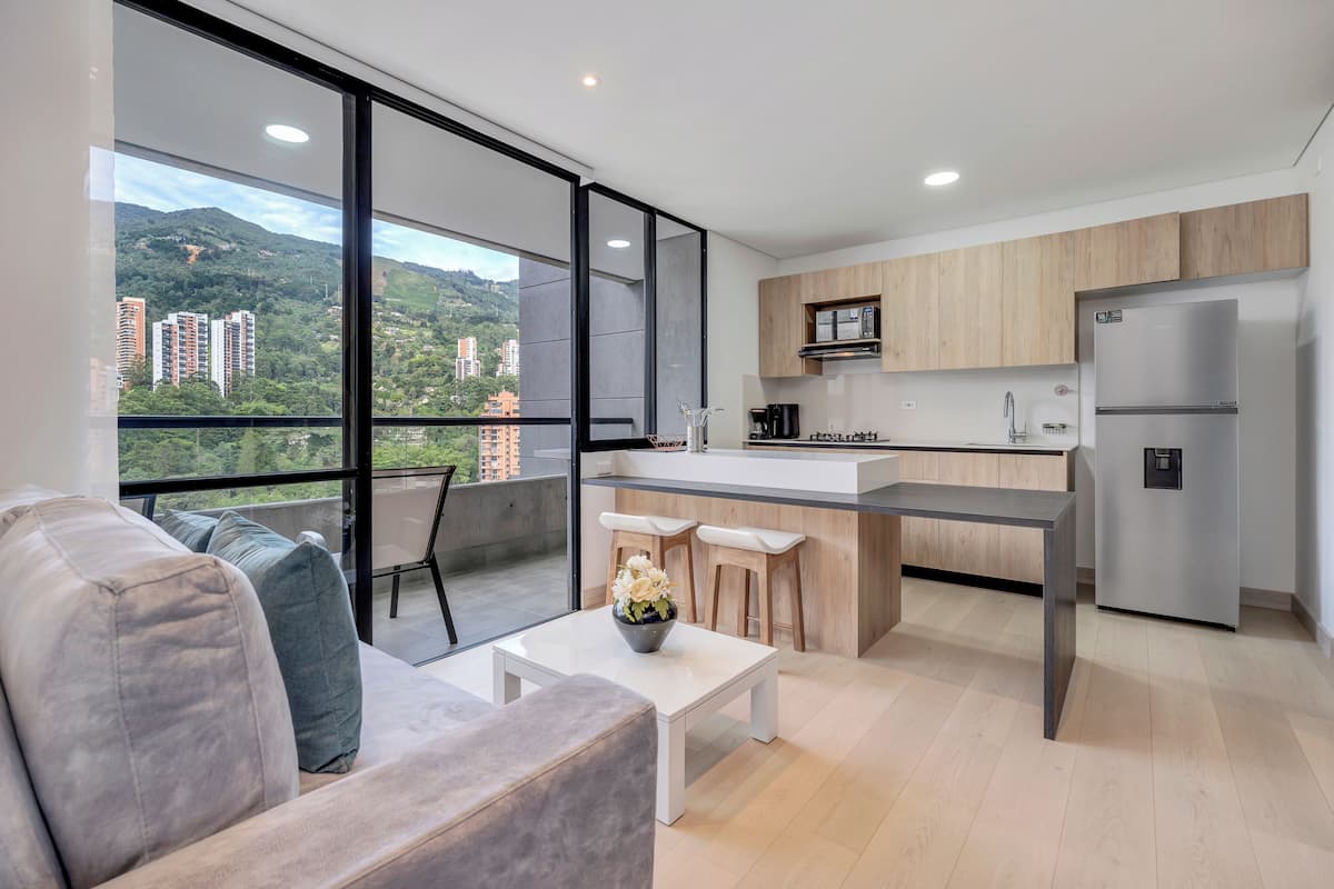 Apartamento luxo, sacada, vista para a cidade | Área de estar