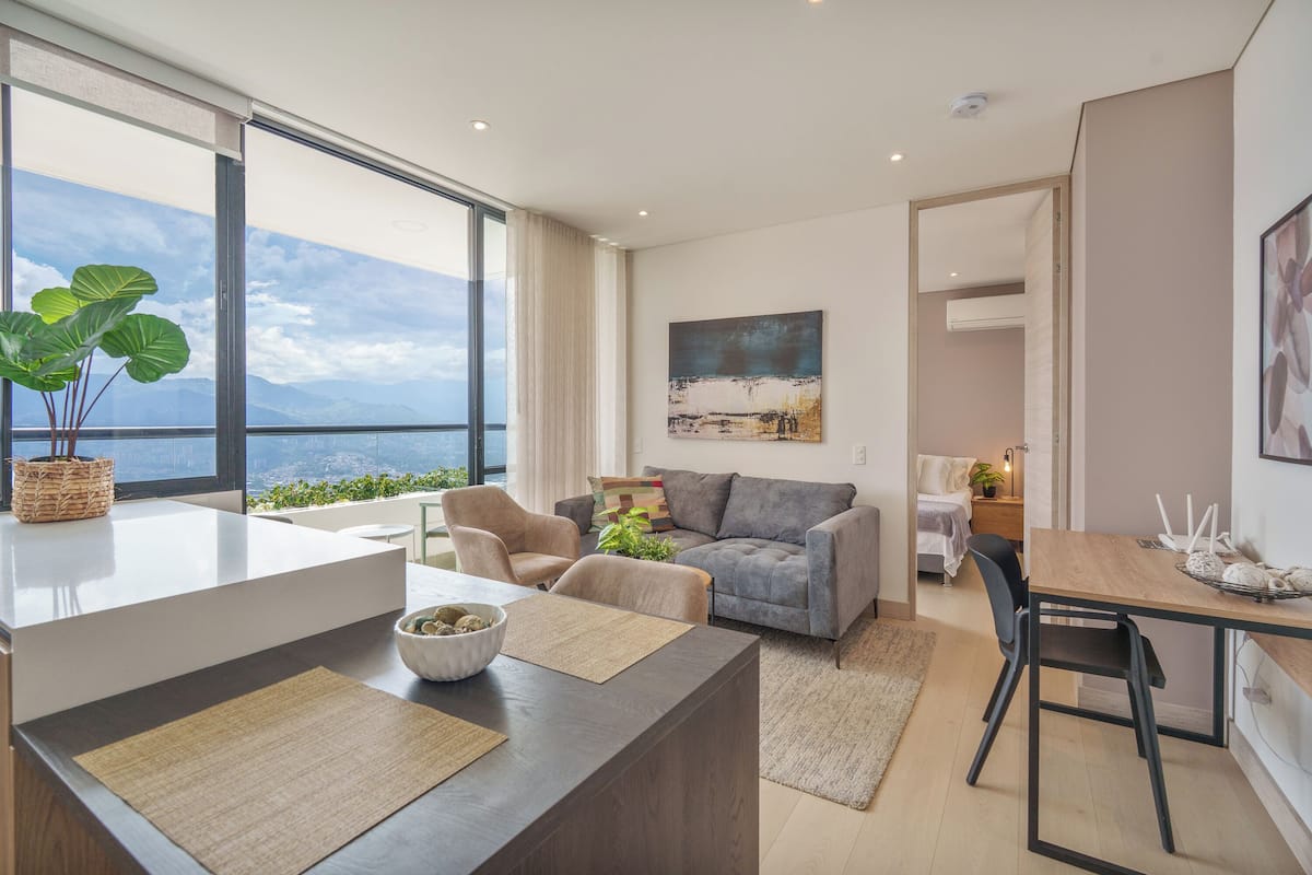 Apartamento luxo, sacada, vista para a cidade | Área de estar