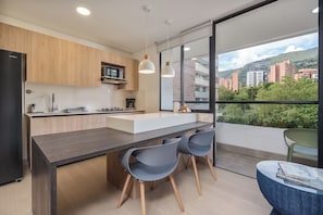 Apartament Deluxe, balcó, vistes a la ciutat | Cuina privada | Frigorífic, microones, forn i utensilis de cuina, vaixella i coberteria 