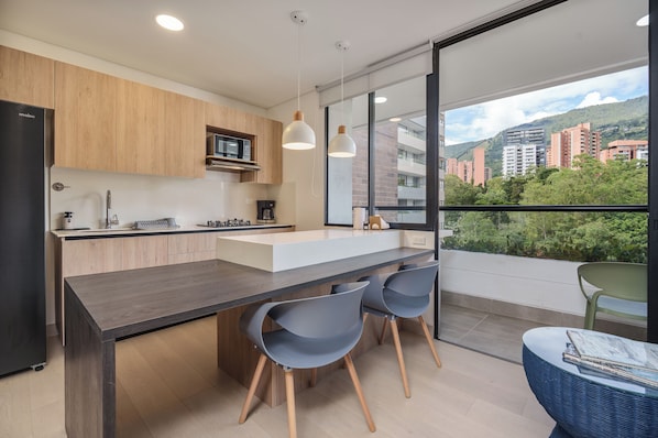 Apartamento (1009) | Cozinha privada | Geladeira, micro-ondas, fogão, talheres/pratos/utensílios de cozinha