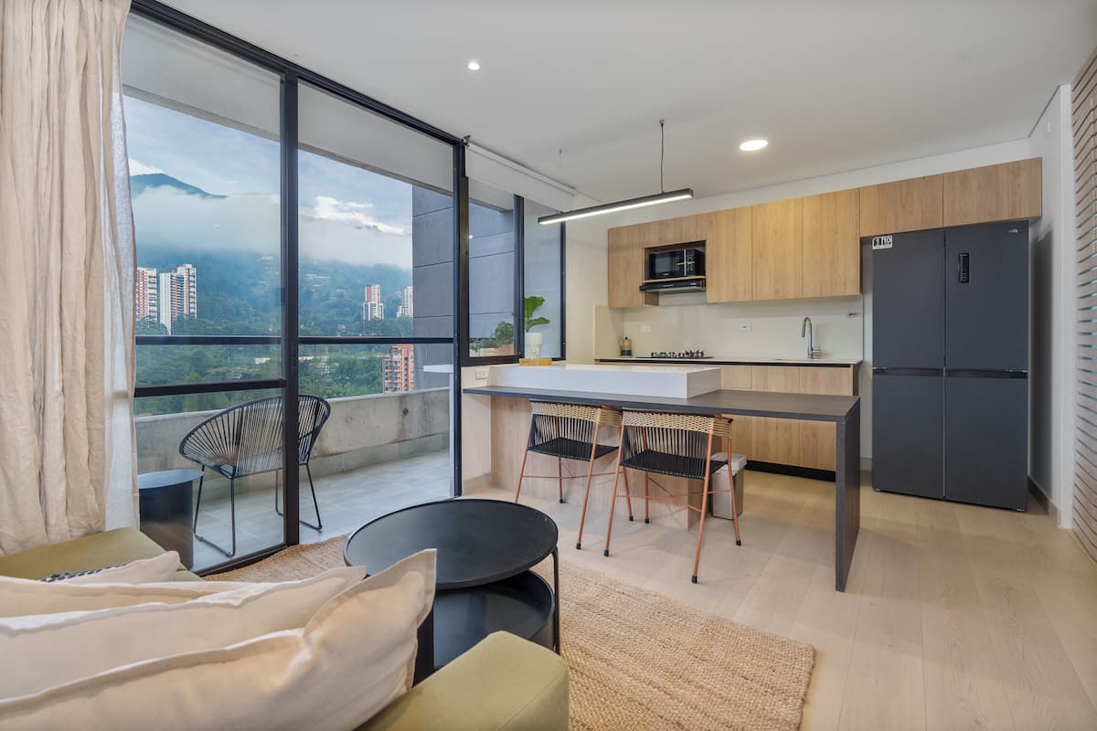 Apartamento luxo, sacada, vista para a cidade | Área de estar