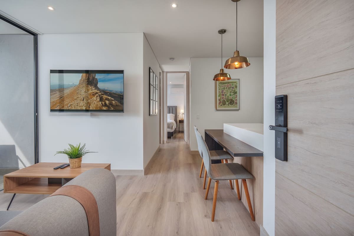 Apartamento luxo, sacada, vista para a cidade | Área de estar