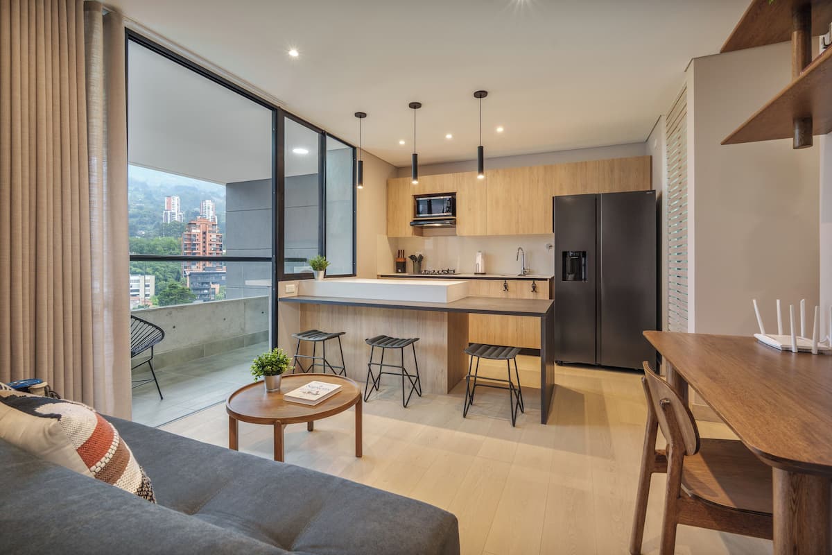 Apartamento luxo, sacada, vista para a cidade | Área de estar