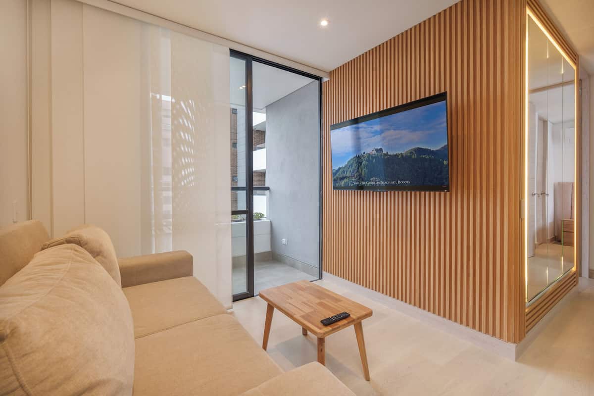 Apartamento luxo, sacada, vista para a cidade | Área de estar