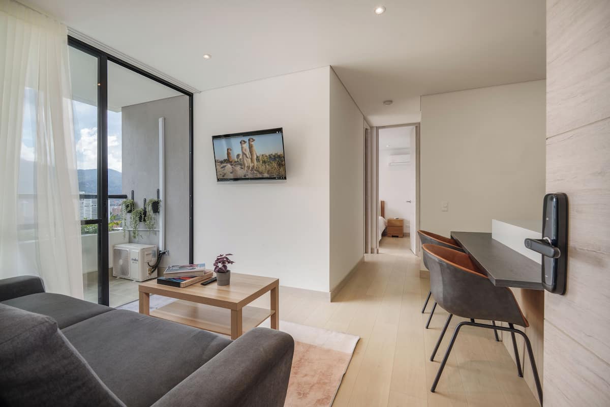 Apartamento luxo, sacada, vista para a cidade | Área de estar