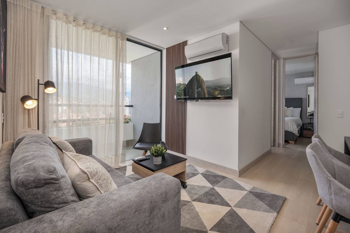 Apartamento luxo, sacada, vista para a cidade | Área de estar