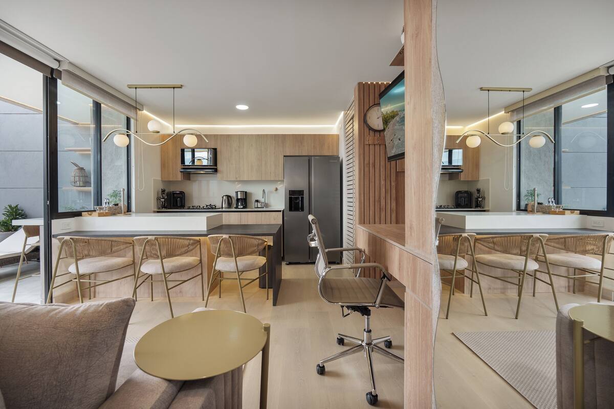 Apartamento luxo, sacada, vista para a cidade | Área de estar