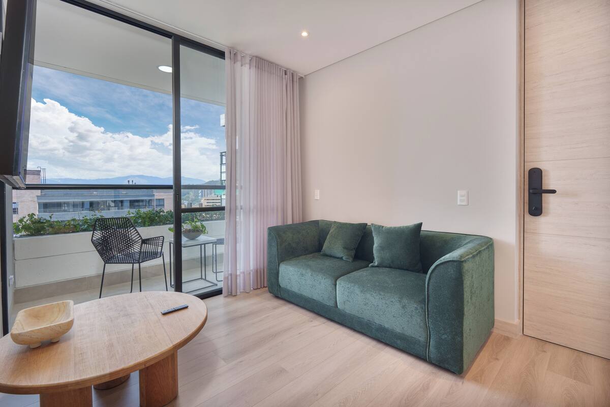 Apartamento luxo, sacada, vista para a cidade | Área de estar