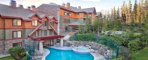 Pool - Spacious 1-bedroom condo with AC in enchanting Canmore (Canmore)