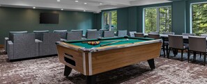 Games room - Spacious 1-bedroom condo with AC in enchanting Canmore (Canmore)