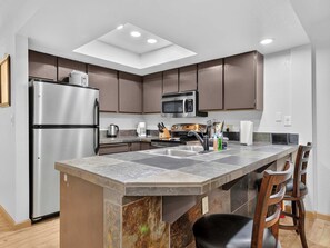 Coffee/tea maker, fridge, microwave, stovetop - Giant Steps 78 Ski in/Ski out (Brian Head)