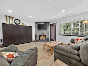 TV, fireplace - Giant Steps 78 Ski in/Ski out (Brian Head)