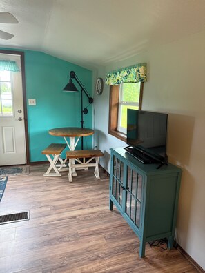 Dining - Adorable 1-bedroom barndo with AC in charming Lumberton (Lumberton)