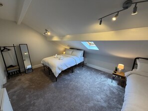 Room - 15% OFF July ~Walk to Train Bolton ~Free Parking (Farnworth)