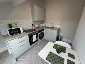 Private kitchen - 15% OFF July ~Walk to Train Bolton ~Free Parking (Farnworth)