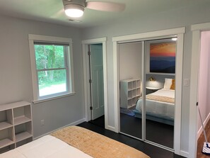 3 bedrooms, iron/ironing board, WiFi, bed sheets - A 3-bedroom mountain retreat perfect for families, friends, and every adventure! (Zirconia)