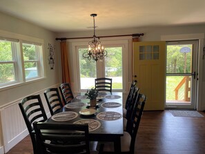 Dining - A 3-bedroom mountain retreat perfect for families, friends, and every adventure! (Zirconia)