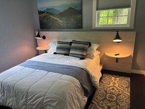 Iron/ironing board, WiFi, bed sheets - A 3-bedroom mountain retreat perfect for families, friends, and every adventure! (Zirconia)