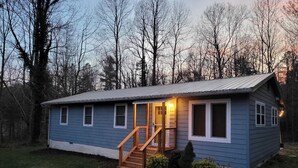 Exterior - A 3-bedroom mountain retreat perfect for families, friends, and every adventure! (Zirconia)
