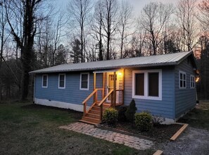 Exterior - A 3-bedroom mountain retreat perfect for families, friends, and every adventure! (Zirconia)