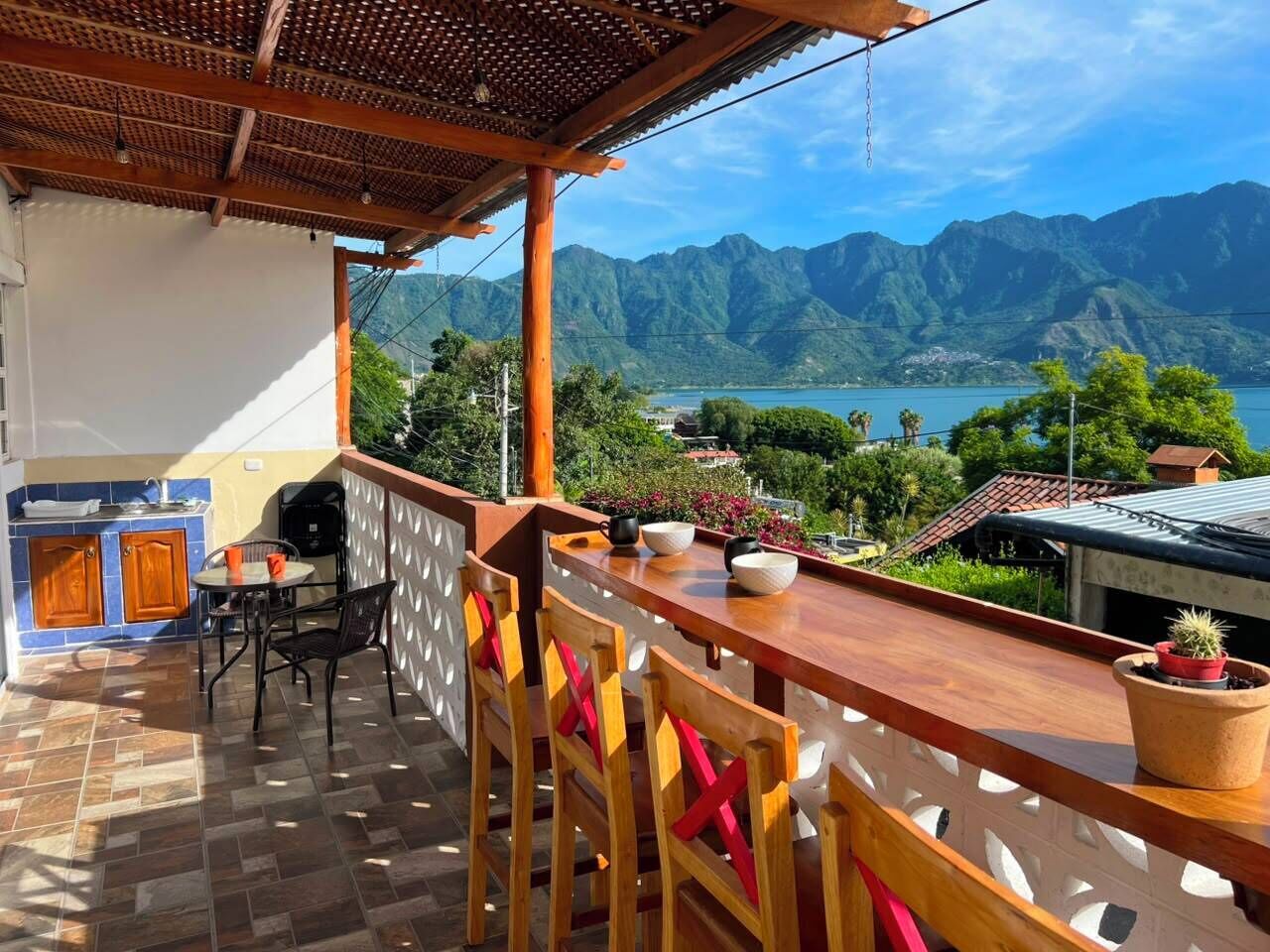 Apartamento Confort, vistas al lago | Restaurante al aire libre