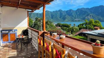 Apartamento Confort, vistas al lago | Restaurante al aire libre