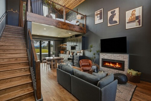 Walk to Town, Mountain Views, Hot Tub, Luxury