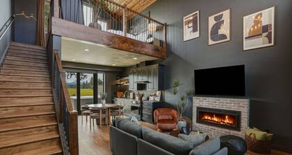 Walk to Town, Mountain Views, Hot Tub, Luxury