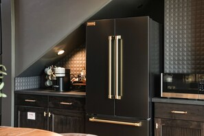 Interior - Walk to Town, Mountain Views, Hot Tub, Luxury (Sisters)