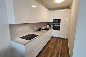 Wasserkocher mit Kaffee-/Teezubehör, Kühlschrank, Mikrowelle, Ofen