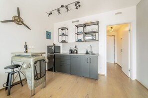 Wasserkocher mit Kaffee-/Teezubehör, Kühlschrank, Mikrowelle, Herdplatte
