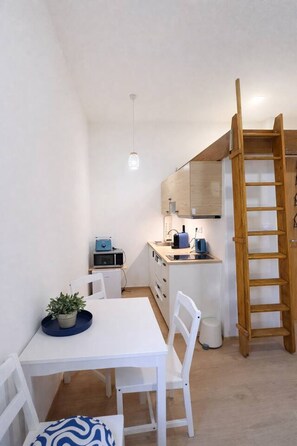 Wasserkocher mit Kaffee-/Teezubehör, Kühlschrank, Herdplatte
