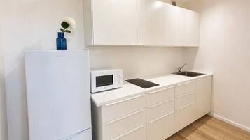 Fridge, microwave, stovetop, cookware/dishes/utensils