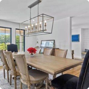 Dining - New Family Friendly House in Westport. Happy to host your furry friends! (Westport)