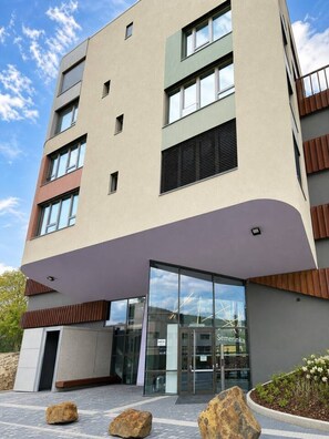 Exterior - Spacious 2-BR Design Apt -> Nature & City (Prague)