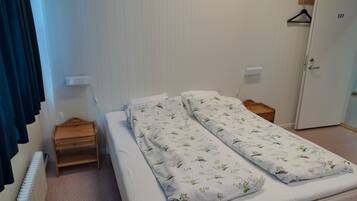 Firemannsrom – familie, 1 dobbeltseng med sovesofa, ikke-røyk, hageutsikt | Individuelt dekorert, individuelt innredet og skrivebord