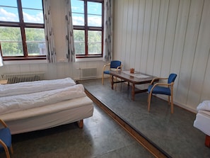 Comfort-Dreibettzimmer, Mehrere Betten, Nichtraucher, Gartenblick | Individuell dekoriert, individuell eingerichtet, Schreibtisch