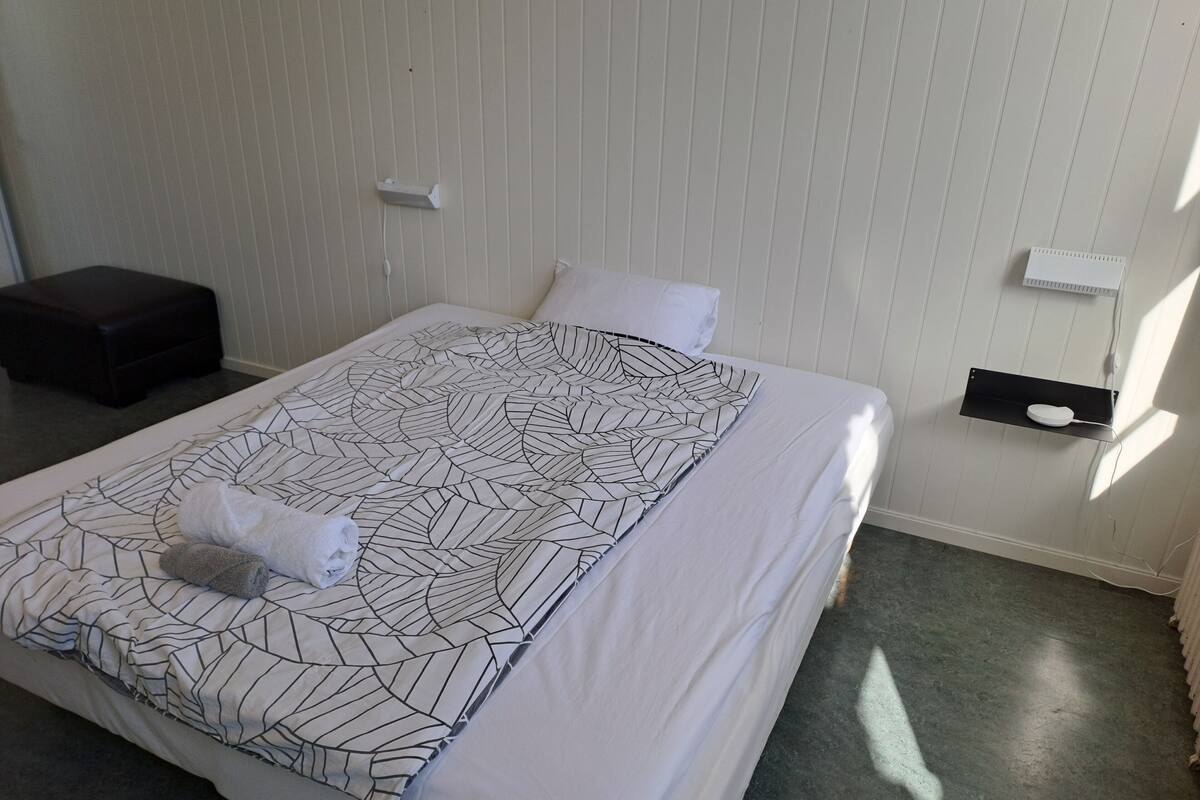 Escritorio, wifi gratis, decoración personalizada y muebles diferentes 