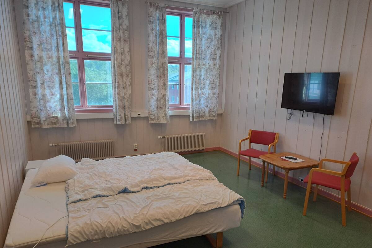 Escritorio, wifi gratis, decoración personalizada y muebles diferentes 
