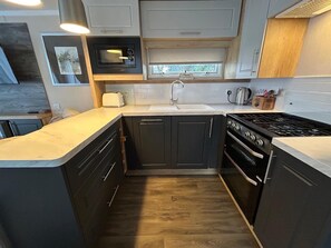 Dishwasher, cookware/dishes/utensils - Rockley Park (Poole)