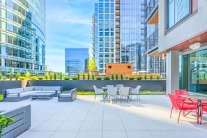 Outdoor dining - Bright Seaport Living | Walk to Waterfront Dining (Boston, MA)
