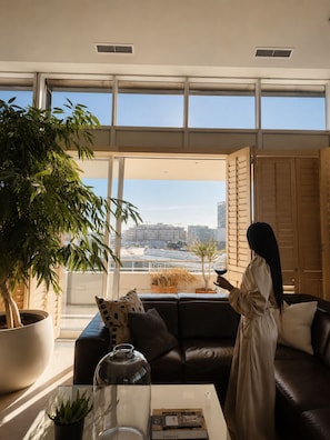 Living area - V&A Waterfront Marina Front Penthouse with Private Pool and Panoramic Views (Cape Town)