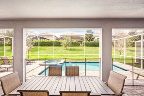 Ferienhaus, Terrasse, Blick auf den Innenhof | Speisen im Freien