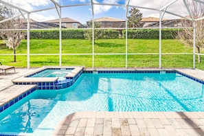 Ferienhaus, Terrasse, Blick auf den Innenhof | Pool | 2 Außenpools