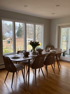Dining - House in Westport, Mid and Long term Available (Westport)