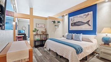 Un dormitorio con cama, mesitas de noche, un escritorio y una obra de arte colgada en la pared.
