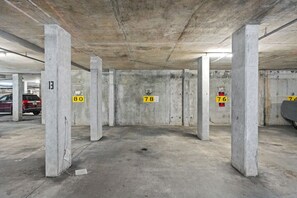 Ett parkeringsgarage med betongpelare och numrerade parkeringsplatser.