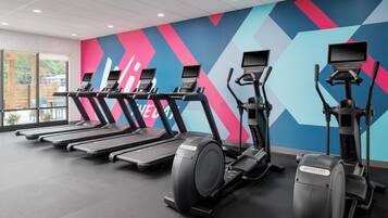 Academia com esteiras, elípticos e bicicletas ergométricas.