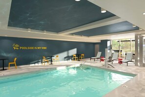 Una piscina techada, una piscina climatizada